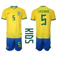 Otroški Nogometni dresi Brazilija Casemiro #5 Domači SP 2022 Kratek Rokav (+ Kratke hlače)